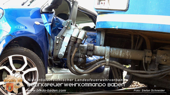 20220829 Unfall bei WLB-Bahnübergang in Pfaffstätten  Foto: Stefan Schneider BFKDO BADEN