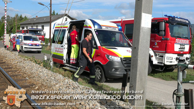 20220829 Unfall bei WLB-Bahnübergang in Pfaffstätten  Foto: Stefan Schneider BFKDO BADEN