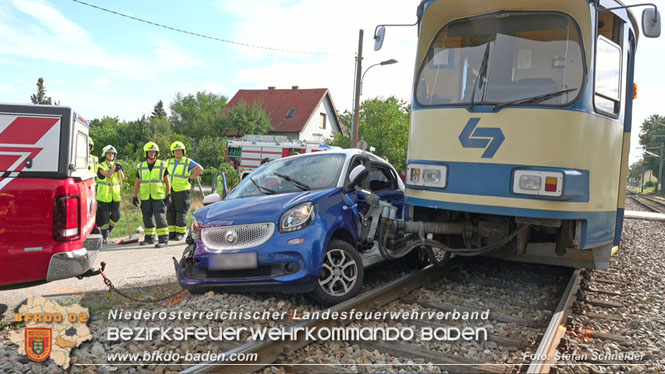 20220829 Unfall bei WLB-Bahnübergang in Pfaffstätten  Foto: Stefan Schneider BFKDO BADEN