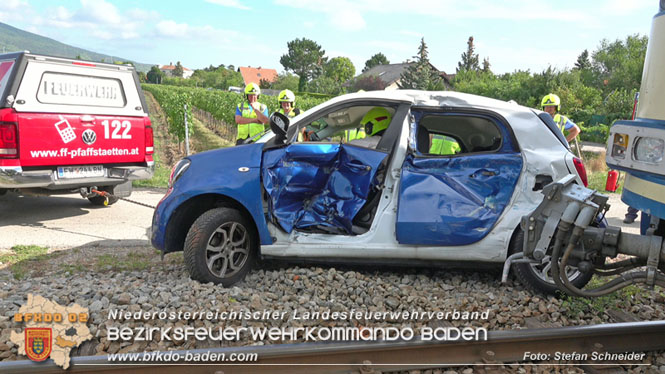 20220829 Unfall bei WLB-Bahnübergang in Pfaffstätten  Foto: Stefan Schneider BFKDO BADEN