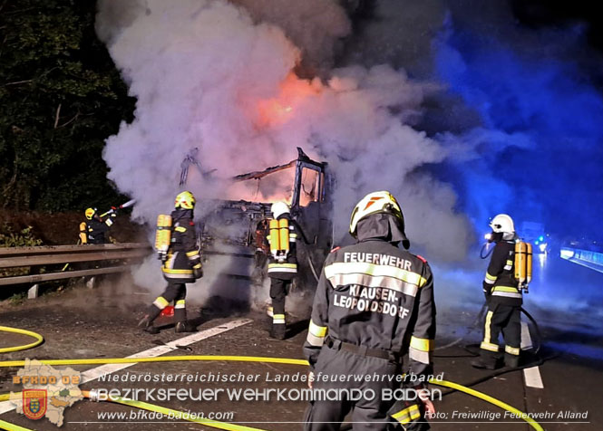 20220906 Nächtlicher Lkw Brand auf der A21 bei Alland Foto: Harald Schieder FF Alland 20220906 Nächtlicher Lkw Brand auf der A21 bei Alland Foto: Harald Schieder FF Alland
