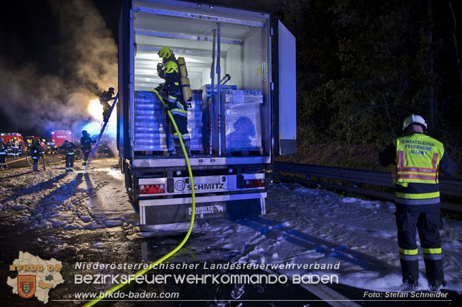 20220906 Nächtlicher Lkw Brand auf der A21 bei Alland Foto: Stefan Schneider BFKDO BADEN 20220906 Nächtlicher Lkw Brand auf der A21 bei Alland Foto: Stefan Schneider BFKDO BADEN