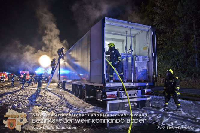 20220906 Nächtlicher Lkw Brand auf der A21 bei Alland Foto: Stefan Schneider BFKDO BADEN 20220906 Nächtlicher Lkw Brand auf der A21 bei Alland Foto: Stefan Schneider BFKDO BADEN