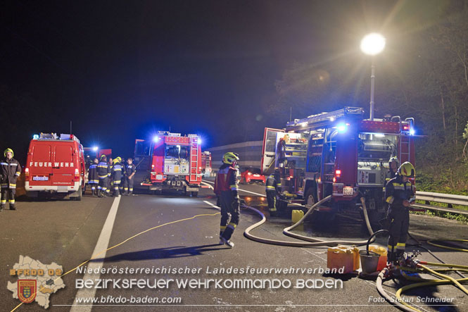 20220906 Nächtlicher Lkw Brand auf der A21 bei Alland Foto: Stefan Schneider BFKDO BADEN 20220906 Nächtlicher Lkw Brand auf der A21 bei Alland Foto: Stefan Schneider BFKDO BADEN