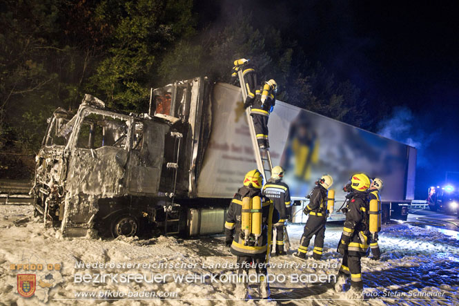 20220906 Nächtlicher Lkw Brand auf der A21 bei Alland Foto: Stefan Schneider BFKDO BADEN 20220906 Nächtlicher Lkw Brand auf der A21 bei Alland Foto: Stefan Schneider BFKDO BADEN