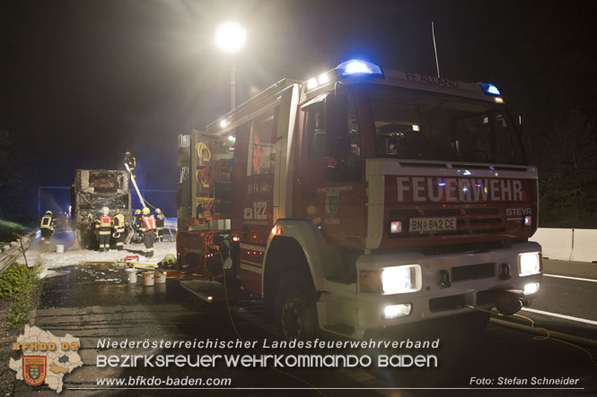 20220906 Nächtlicher Lkw Brand auf der A21 bei Alland Foto: Stefan Schneider BFKDO BADEN 20220906 Nächtlicher Lkw Brand auf der A21 bei Alland Foto: Stefan Schneider BFKDO BADEN