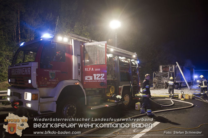 20220906 Nächtlicher Lkw Brand auf der A21 bei Alland Foto: Stefan Schneider BFKDO BADEN 20220906 Nächtlicher Lkw Brand auf der A21 bei Alland Foto: Stefan Schneider BFKDO BADEN