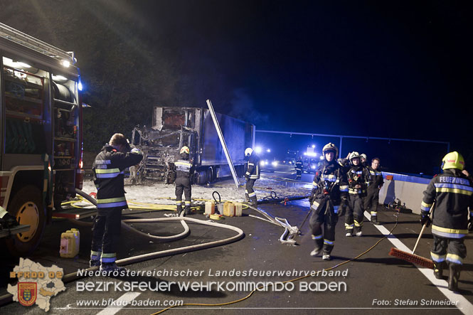 20220906 Nächtlicher Lkw Brand auf der A21 bei Alland Foto: Stefan Schneider BFKDO BADEN 20220906 Nächtlicher Lkw Brand auf der A21 bei Alland Foto: Stefan Schneider BFKDO BADEN