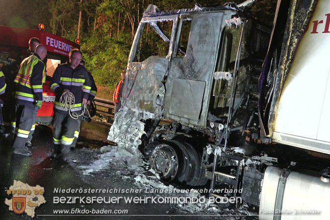 20220906 Nächtlicher Lkw Brand auf der A21 bei Alland Foto: Stefan Schneider BFKDO BADEN 20220906 Nächtlicher Lkw Brand auf der A21 bei Alland Foto: Stefan Schneider BFKDO BADEN