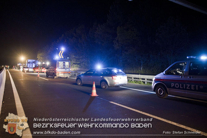 20220906 Nächtlicher Lkw Brand auf der A21 bei Alland Foto: Stefan Schneider BFKDO BADEN 20220906 Nächtlicher Lkw Brand auf der A21 bei Alland Foto: Stefan Schneider BFKDO BADEN