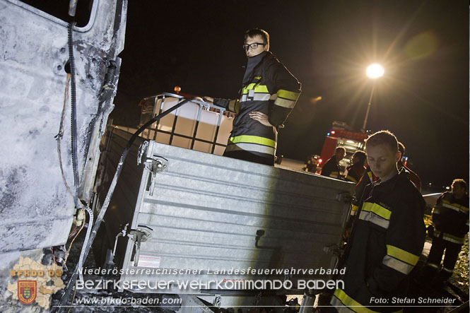 20220906 Nächtlicher Lkw Brand auf der A21 bei Alland Foto: Stefan Schneider BFKDO BADEN 20220906 Nächtlicher Lkw Brand auf der A21 bei Alland Foto: Stefan Schneider BFKDO BADEN