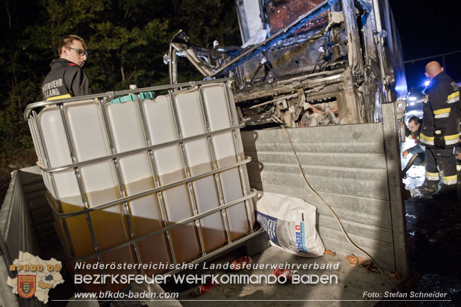 20220906 Nächtlicher Lkw Brand auf der A21 bei Alland Foto: Stefan Schneider BFKDO BADEN 20220906 Nächtlicher Lkw Brand auf der A21 bei Alland Foto: Stefan Schneider BFKDO BADEN