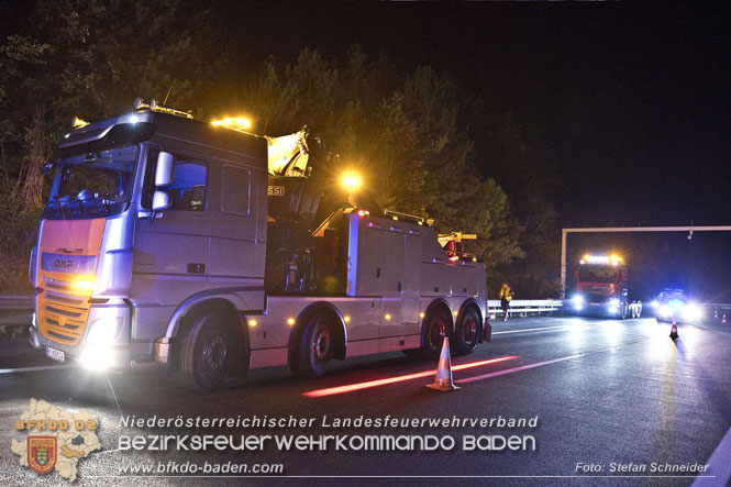 20220906 Nächtlicher Lkw Brand auf der A21 bei Alland Foto: Stefan Schneider BFKDO BADEN 20220906 Nächtlicher Lkw Brand auf der A21 bei Alland Foto: Stefan Schneider BFKDO BADEN