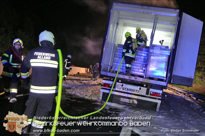 20220906 Nächtlicher Lkw Brand auf der A21 bei Alland Foto: Stefan Schneider BFKDO BADEN 20220906 Nächtlicher Lkw Brand auf der A21 bei Alland Foto: Stefan Schneider BFKDO BADEN