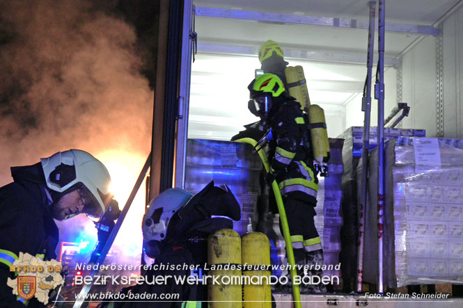 20220906 Nächtlicher Lkw Brand auf der A21 bei Alland Foto: Stefan Schneider BFKDO BADEN 20220906 Nächtlicher Lkw Brand auf der A21 bei Alland Foto: Stefan Schneider BFKDO BADEN