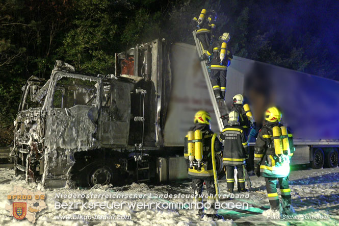 20220906 Nächtlicher Lkw Brand auf der A21 bei Alland Foto: Stefan Schneider BFKDO BADEN 20220906 Nächtlicher Lkw Brand auf der A21 bei Alland Foto: Stefan Schneider BFKDO BADEN