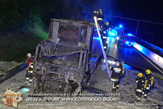 20220906 Nächtlicher Lkw Brand auf der A21 bei Alland Foto: Stefan Schneider BFKDO BADEN 20220906 Nächtlicher Lkw Brand auf der A21 bei Alland Foto: Stefan Schneider BFKDO BADEN