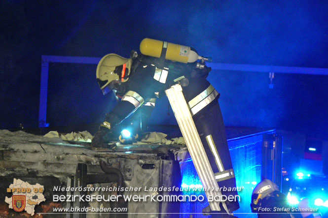 20220906 Nächtlicher Lkw Brand auf der A21 bei Alland Foto: Stefan Schneider BFKDO BADEN 20220906 Nächtlicher Lkw Brand auf der A21 bei Alland Foto: Stefan Schneider BFKDO BADEN