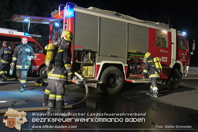 20220906 Nächtlicher Lkw Brand auf der A21 bei Alland Foto: Stefan Schneider BFKDO BADEN 20220906 Nächtlicher Lkw Brand auf der A21 bei Alland Foto: Stefan Schneider BFKDO BADEN