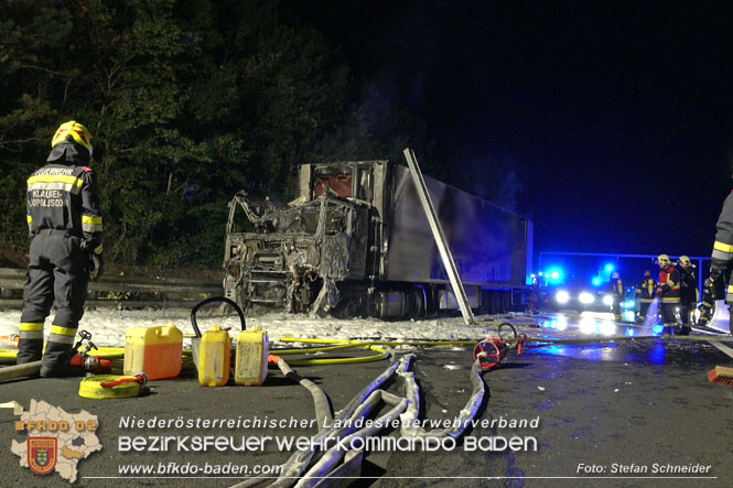 20220906 Nächtlicher Lkw Brand auf der A21 bei Alland Foto: Stefan Schneider BFKDO BADEN 20220906 Nächtlicher Lkw Brand auf der A21 bei Alland Foto: Stefan Schneider BFKDO BADEN