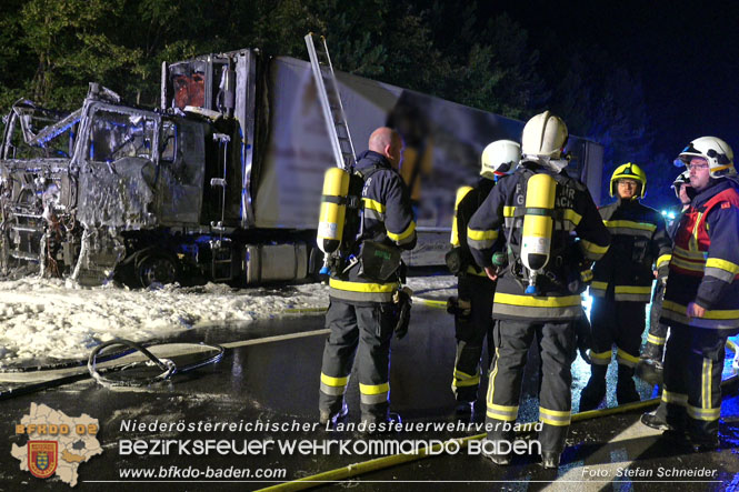 20220906 Nächtlicher Lkw Brand auf der A21 bei Alland Foto: Stefan Schneider BFKDO BADEN 20220906 Nächtlicher Lkw Brand auf der A21 bei Alland Foto: Stefan Schneider BFKDO BADEN