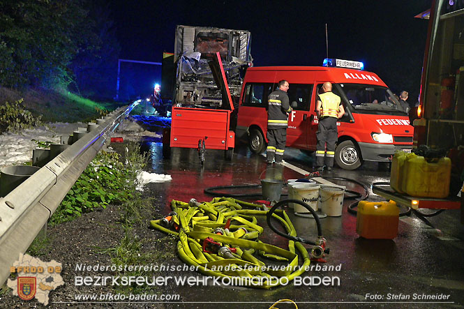 20220906 Nächtlicher Lkw Brand auf der A21 bei Alland Foto: Stefan Schneider BFKDO BADEN 20220906 Nächtlicher Lkw Brand auf der A21 bei Alland Foto: Stefan Schneider BFKDO BADEN