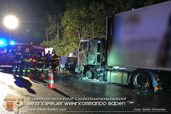20220906 Nächtlicher Lkw Brand auf der A21 bei Alland Foto: Stefan Schneider BFKDO BADEN 20220906 Nächtlicher Lkw Brand auf der A21 bei Alland Foto: Stefan Schneider BFKDO BADEN