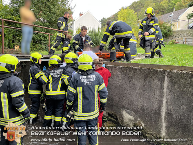 20221005 Person stürzt in Bachbett - Feuerwehr unterstützt Rettungskräfte  Foto: Peter Schiffner FF Berndorf-Stadt