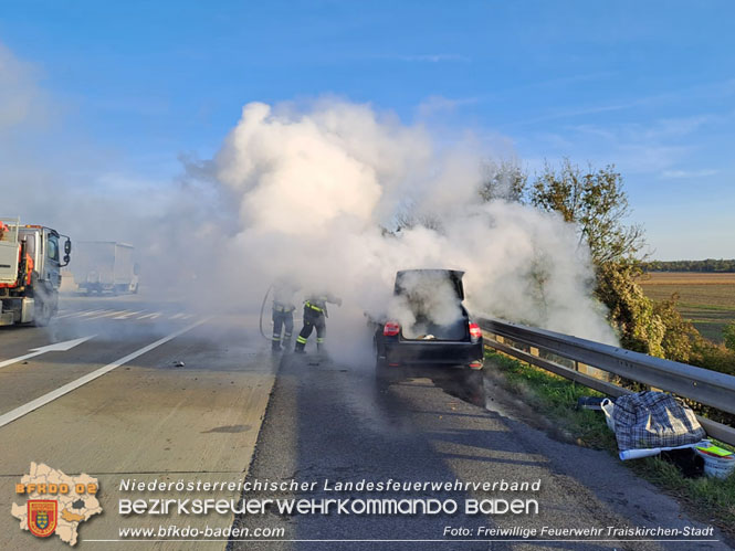 20221010 Fahrzeugbrand auf der A2 Südautobahn Richtung Wien Foto: Freiwillige Feuerwehr Traiskirchen-Stadt 20221010 Fahrzeugbrand auf der A2 Südautobahn Richtung Wien Foto: Freiwillige Feuerwehr Traiskirchen-Stadt