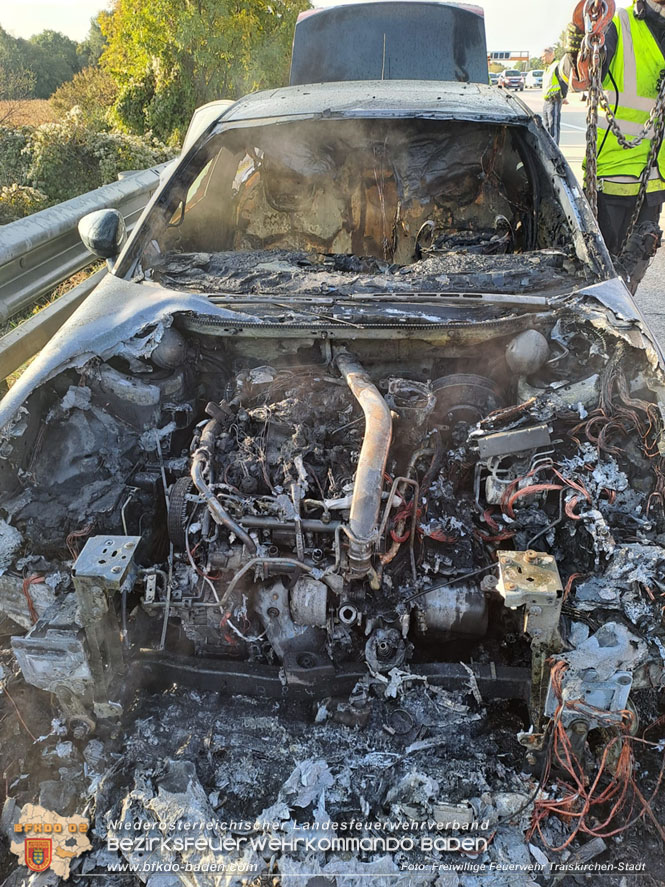 20221010 Fahrzeugbrand auf der A2 Südautobahn Richtung Wien  Foto: Freiwillige Feuerwehr Traiskirchen-Stadt
