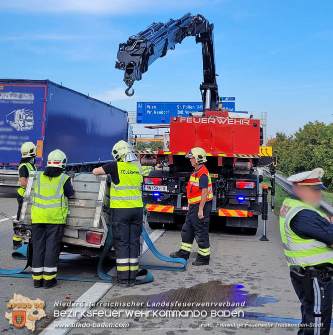 20221010 Fahrzeugbrand auf der A2 Südautobahn Richtung Wien Foto: Freiwillige Feuerwehr Traiskirchen-Stadt 20221010 Fahrzeugbrand auf der A2 Südautobahn Richtung Wien Foto: Freiwillige Feuerwehr Traiskirchen-Stadt