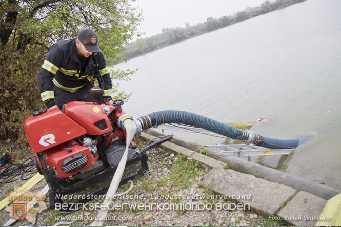 20221015 Fischbestand in Gefahr - Feuerwehr pumpt über 3 Millionen Liter Wasser Foto: Stefan Schneider BFKDO BADEN 20221015 Fischbestand in Gefahr - Feuerwehr pumpt über 3 Millionen Liter Wasser Foto: Stefan Schneider BFKDO BADEN