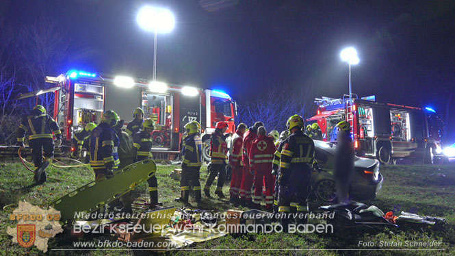 20221115 Verkehrsunfall mit Menschenrettung auf der L154 Günseldorf - Teesdorf Foto: Stefan Schneider BFKDO BADEN 20221115 Verkehrsunfall mit Menschenrettung auf der L154 Günseldorf - Teesdorf Foto: Stefan Schneider BFKDO BADEN