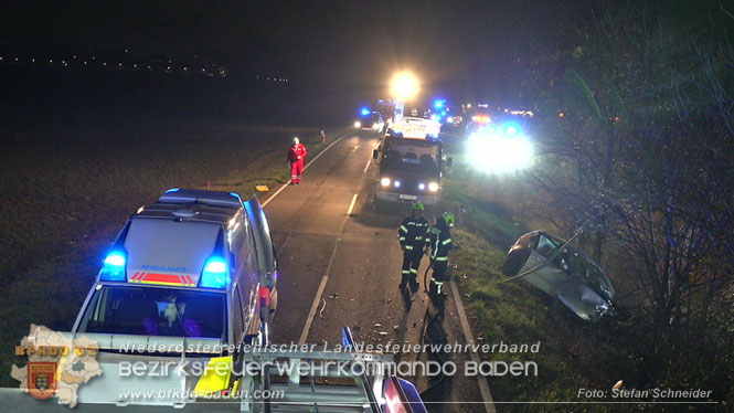 20221115 Verkehrsunfall mit Menschenrettung auf der L154 Günseldorf - Teesdorf Foto: Stefan Schneider BFKDO BADEN 20221115 Verkehrsunfall mit Menschenrettung auf der L154 Günseldorf - Teesdorf Foto: Stefan Schneider BFKDO BADEN
