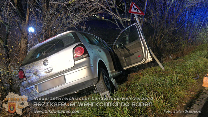 20221115 Verkehrsunfall mit Menschenrettung auf der L154 Günseldorf - Teesdorf Foto: Stefan Schneider BFKDO BADEN 20221115 Verkehrsunfall mit Menschenrettung auf der L154 Günseldorf - Teesdorf Foto: Stefan Schneider BFKDO BADEN