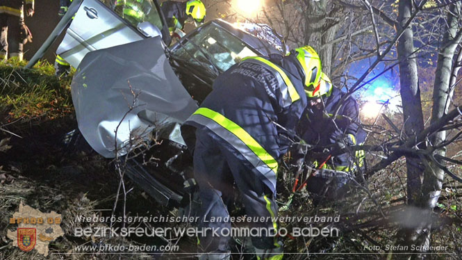 20221115 Verkehrsunfall mit Menschenrettung auf der L154 Günseldorf - Teesdorf Foto: Stefan Schneider BFKDO BADEN 20221115 Verkehrsunfall mit Menschenrettung auf der L154 Günseldorf - Teesdorf Foto: Stefan Schneider BFKDO BADEN