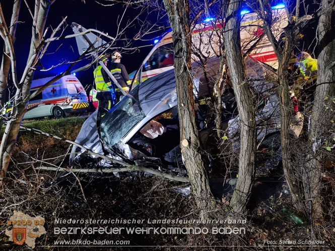 20221115 Verkehrsunfall mit Menschenrettung auf der L154 Günseldorf - Teesdorf Foto: Stefan Schneider BFKDO BADEN 20221115 Verkehrsunfall mit Menschenrettung auf der L154 Günseldorf - Teesdorf Foto: Stefan Schneider BFKDO BADEN