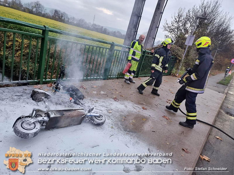 20221117 E-Scooter faengt waehrend der Fahrt Feuer  Foto: Stefan Schneider