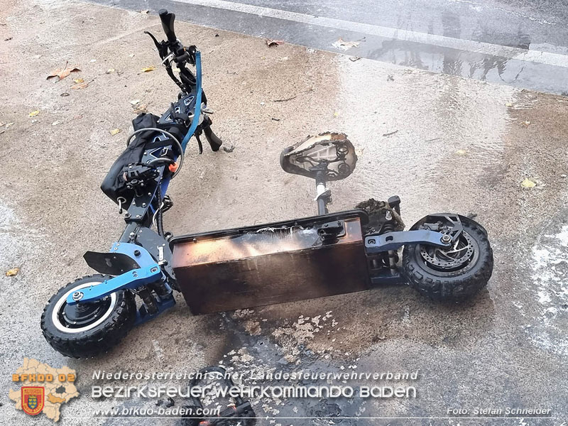 20221117 E-Scooter faengt waehrend der Fahrt Feuer  Foto: Stefan Schneider