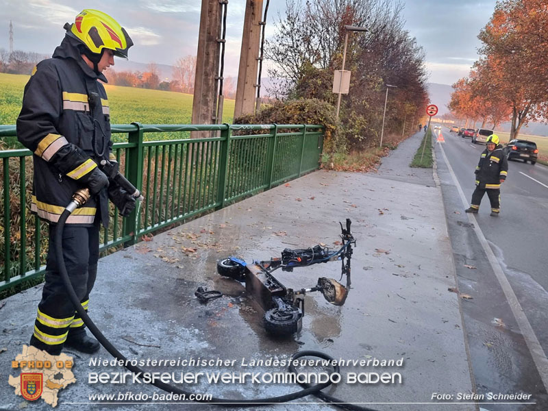 20221117 E-Scooter faengt waehrend der Fahrt Feuer  Foto: Stefan Schneider