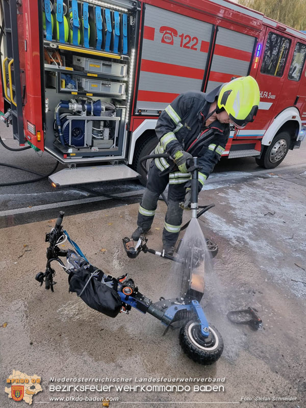20221117 E-Scooter faengt waehrend der Fahrt Feuer  Foto: Stefan Schneider