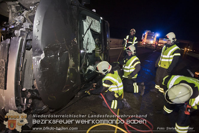 20221120 Verkehrsunfall auf der A2 bei Baden RFB Süd  Foto: Stefan Schneider BFKDO BADEN