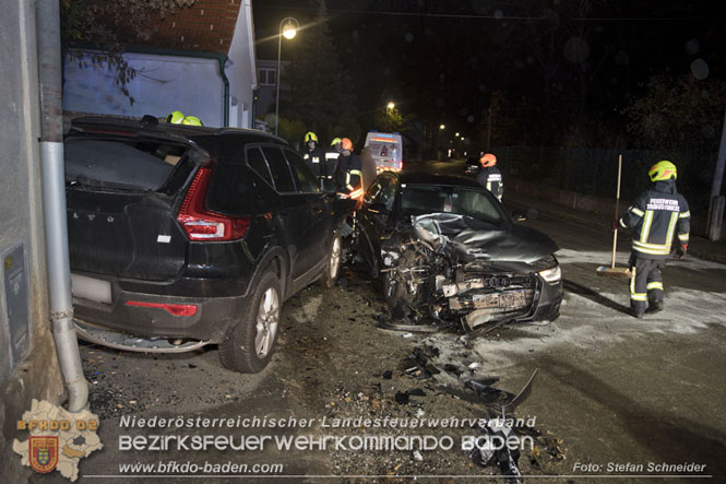 20221120 Pkw prallt im Ortsgebiet von Tribuswinkel gegen parkendes Fahrzeug  Foto: Stefan Schneider