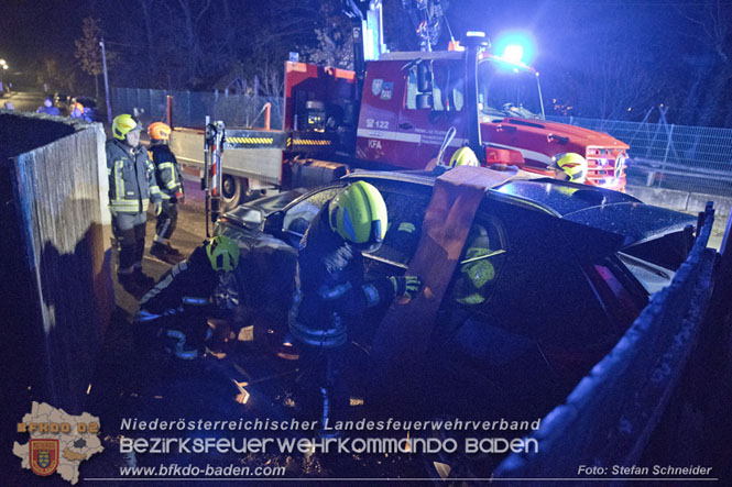 20221120 Pkw prallt im Ortsgebiet von Tribuswinkel gegen parkendes Fahrzeug  Foto: Stefan Schneider