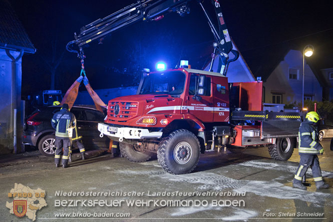 20221120 Pkw prallt im Ortsgebiet von Tribuswinkel gegen parkendes Fahrzeug  Foto: Stefan Schneider