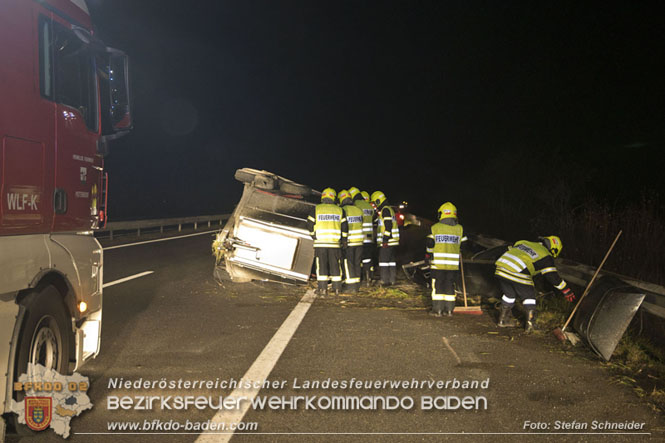 20221125 Gefährliche Situation nach Unfall mit Pferdeanhänger auf der A3 zwischen Pottendorf NÖ und Hornstein BGLD   Foto: Stefan Schneider BFKDO BADEN
