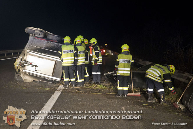 20221125 Gefährliche Situation nach Unfall mit Pferdeanhänger auf der A3 zwischen Pottendorf NÖ und Hornstein BGLD   Foto: Stefan Schneider BFKDO BADEN