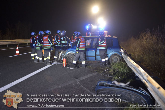 20221125 Gefährliche Situation nach Unfall mit Pferdeanhänger auf der A3 zwischen Pottendorf NÖ und Hornstein BGLD   Foto: Stefan Schneider BFKDO BADEN