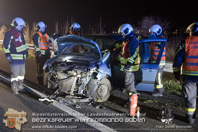 20221125 Gefährliche Situation nach Unfall mit Pferdeanhänger auf der A3 zwischen Pottendorf NÖ und Hornstein BGLD   Foto: Stefan Schneider BFKDO BADEN