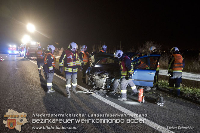 20221125 Gefährliche Situation nach Unfall mit Pferdeanhänger auf der A3 zwischen Pottendorf NÖ und Hornstein BGLD   Foto: Stefan Schneider BFKDO BADEN